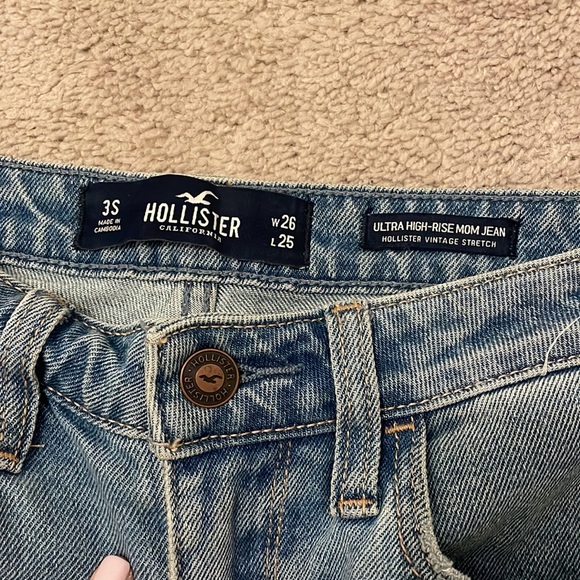 Hollister Ultra High-Rise Mom Jean - Picture 6 of 6